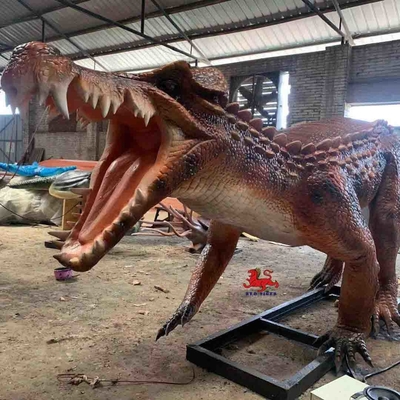 В натуральную величину реалистический динозавр моделирует на открытом воздухе оборудование тематического парка статуи крокодила