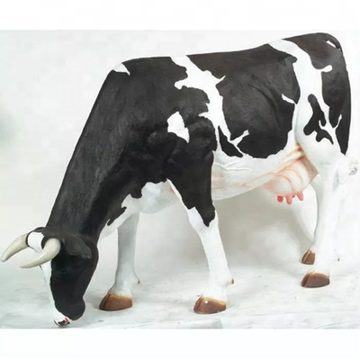 Realistyczna statua zwierząt Wodoodporna rzeźba krowy naturalnej wielkości Dostosowane dostępne