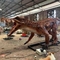В натуральную величину реалистический динозавр моделирует на открытом воздухе оборудование тематического парка статуи крокодила